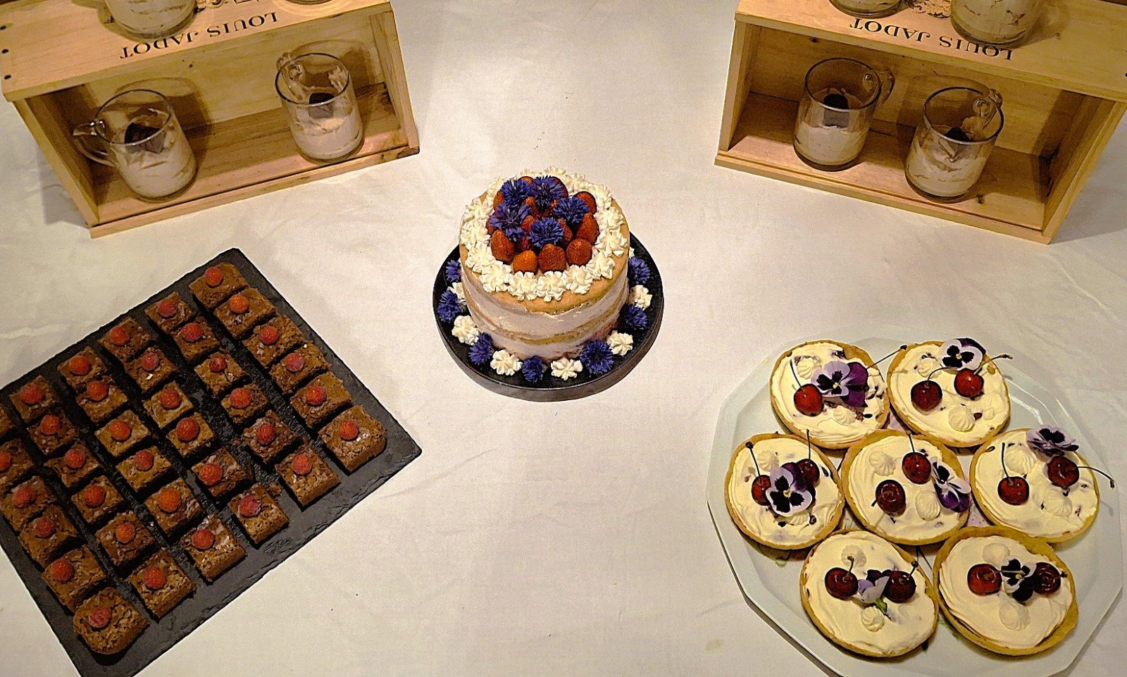 Buffet MEVE : layer cake aux fraises et bleuets, carrés aux framboises et tartelettes aux cerises